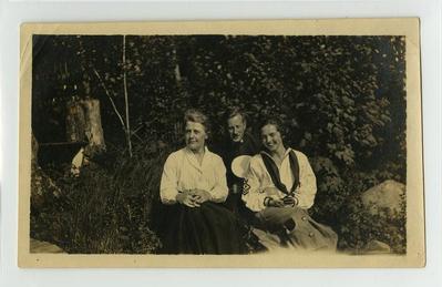 Ellen Sahlin and Richard Hartshorne engagement photograph, 1916