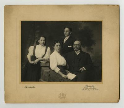 Sahlin family portrait photograph, 1907