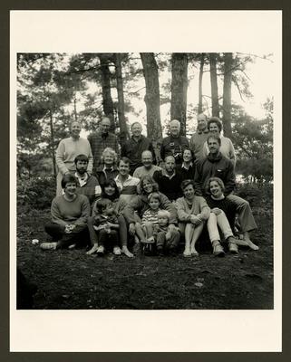 Hartshorne family reunion at Ellen's Isle photograph, 1988