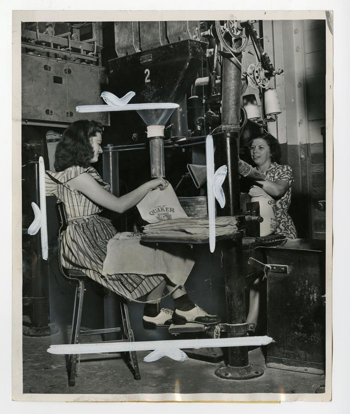 Bagging operators of the Pennsylvania Sugar Company, photograph (13 September 1943)